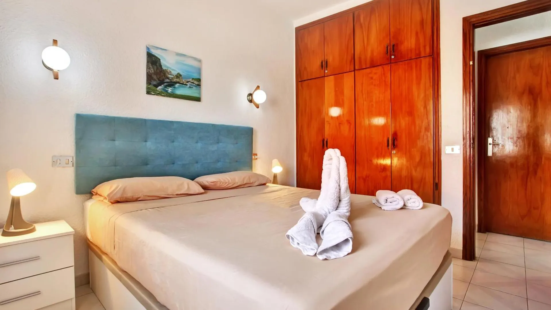 Апартаменты Atlantic Holidays, 170M From The Ocean Лос Кристианос 0*,  Испания